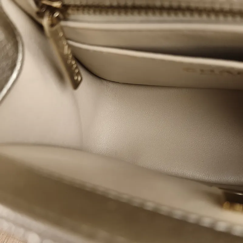 Chanel Crossbody Bag c Grained Calfskin Mini 17 × 8 × 13.5 cm — detail view 1 of 12