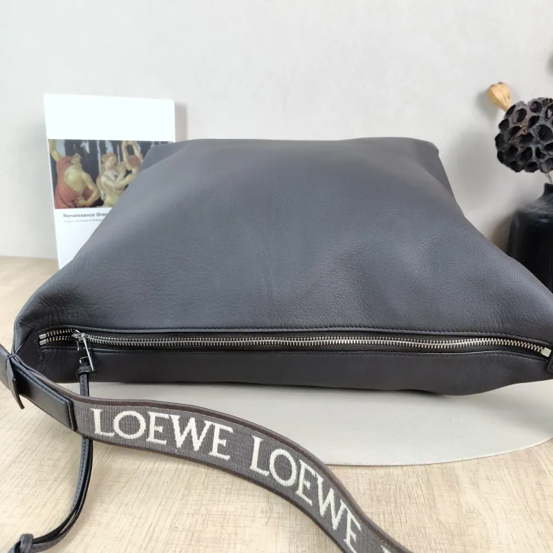 LOEWE Crossbody Bagcubi Crossbody Bag Grey Calfskin One Size44 × 18 × 30 cm — detail view 2 of 10