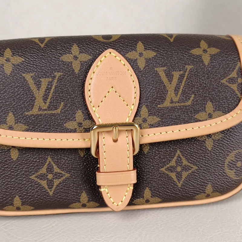 Louis Vuitton Crossbody Bag Diane Baguette Bag Monogram PV Cnano19 × 6 × 10.5 cm — detail view 8 of 12