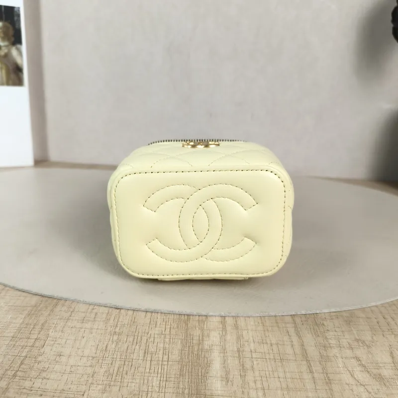 Chanel Crossbody Bag Edition Yellow Lambskin One Size 10 × 7 × 9 cm — cover view 2 of 6