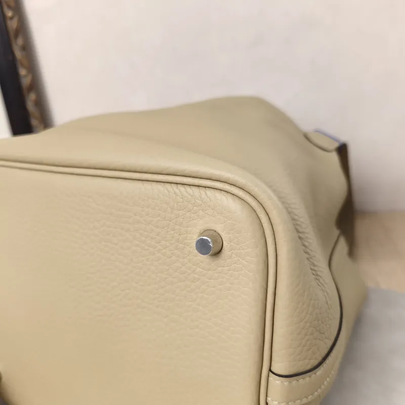 Hermès Top Handle Bag Picotin Lock 22 22S2 Taurillon Clemence TC Calfskin Medium22 × 17 × 21 cm — detail view 7 of 17