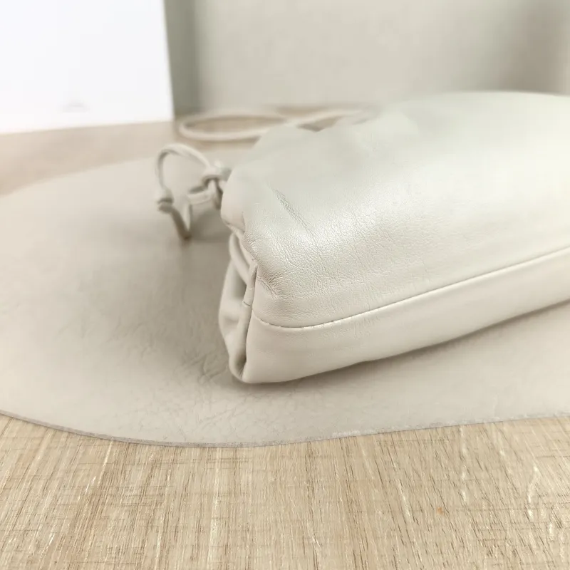 Bottega Veneta Clutch The Pouch Clutch White Calfskin Mini 22 × 5 × 13 cm — detail view 7 of 9