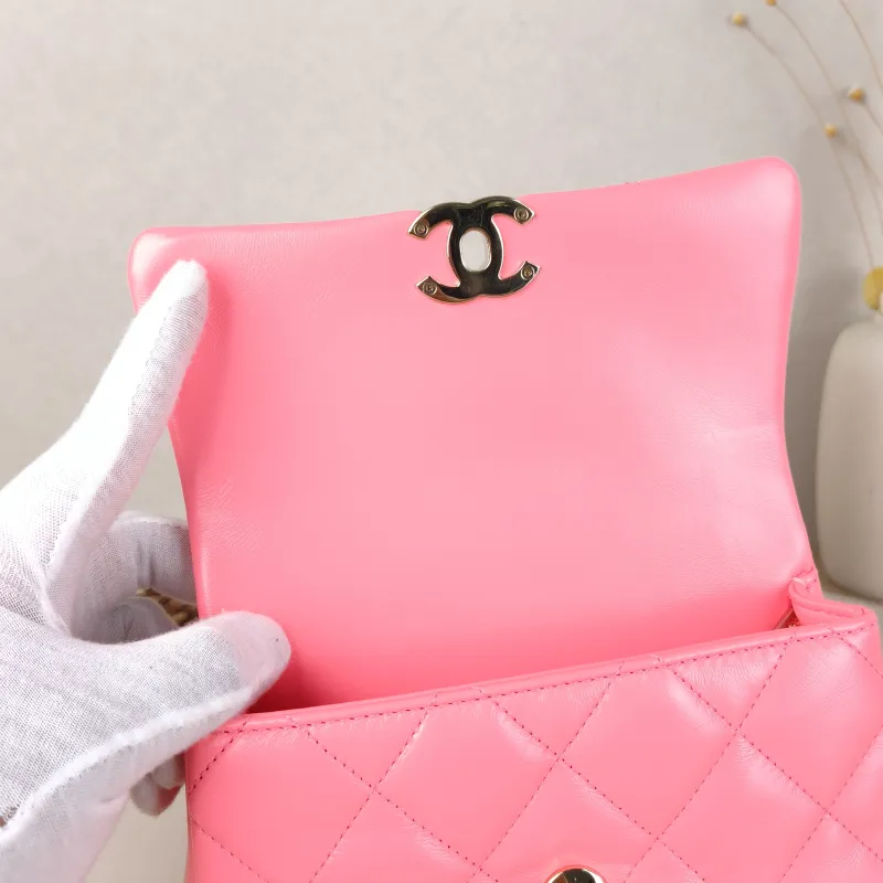Chanel Crossbody Bag Edition Red Lambskin 19 × 6.5 × 13.5 cm — detail view 7 of 15