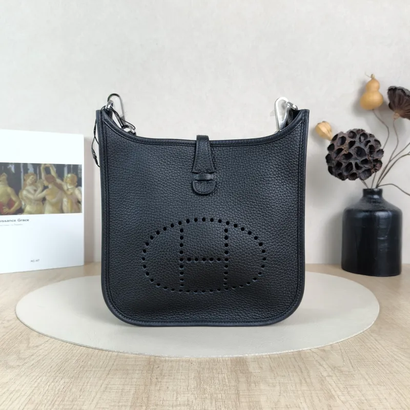Hermès Crossbody Bag Evelyne 23 23Black TC Calfskin One Size23 × 6 × 24 cm