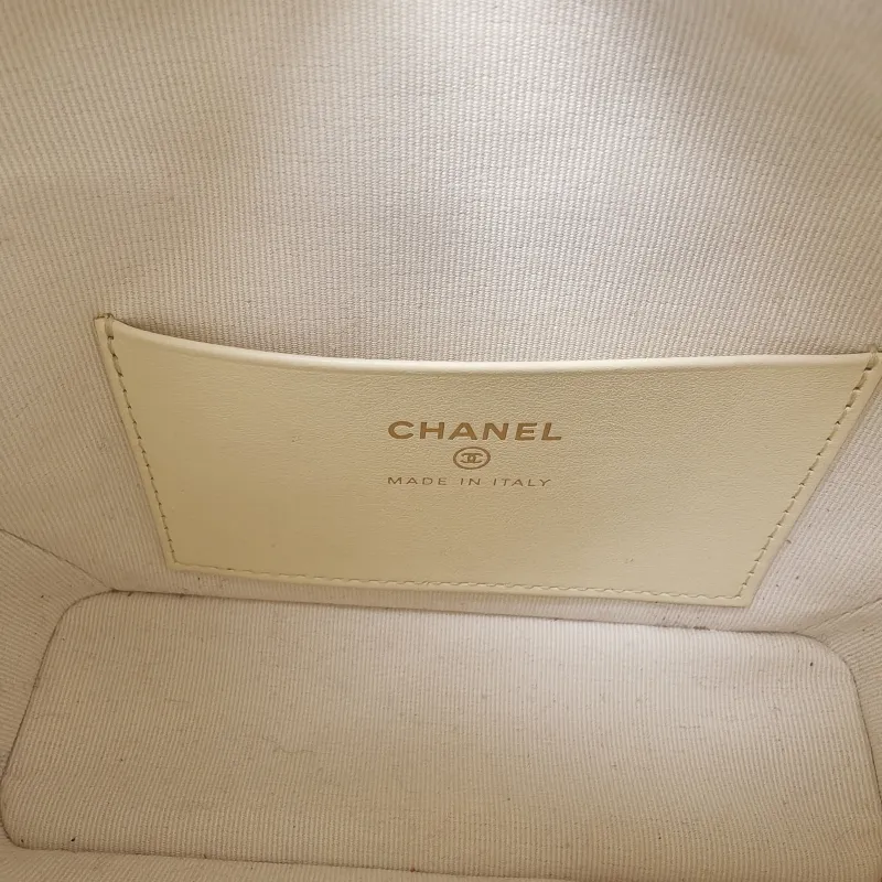 Chanel Crossbody Bag Crossbody Bag Yellow Grained Calfskin One Size21.5 × 7.5 × 19 cm — detail view 3 of 14
