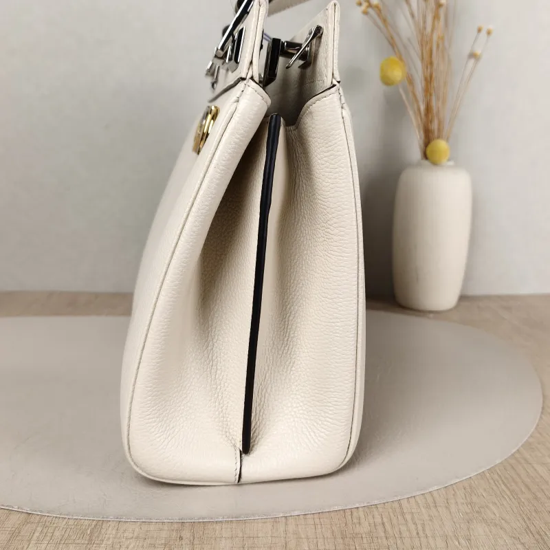 GUCCI Crossbody Bag zumi Top Handle Bag White Calfskin Small 27 × 10 × 22 cm — detail view 12 of 13