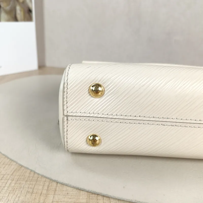 Louis Vuitton Crossbody Bag CLUNY White Epi Embossed Calfskin Mini 20 × 7.5 × 16 cm — detail view 9 of 12
