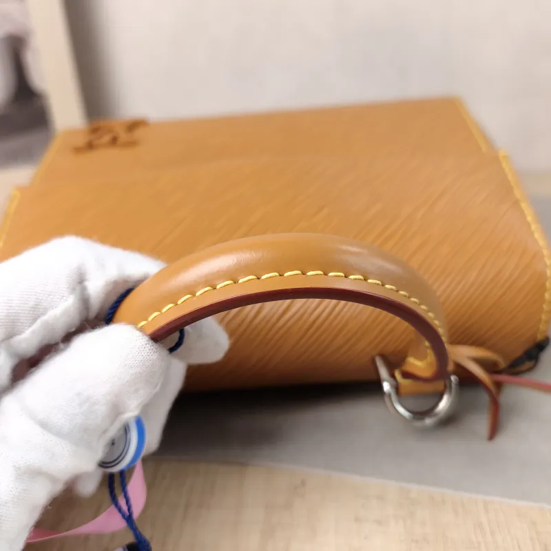 Louis Vuitton Crossbody Bag CLUNY Yellow Epi Embossed Calfskin Mini 20 × 7.5 × 16 cm — detail view 7 of 15