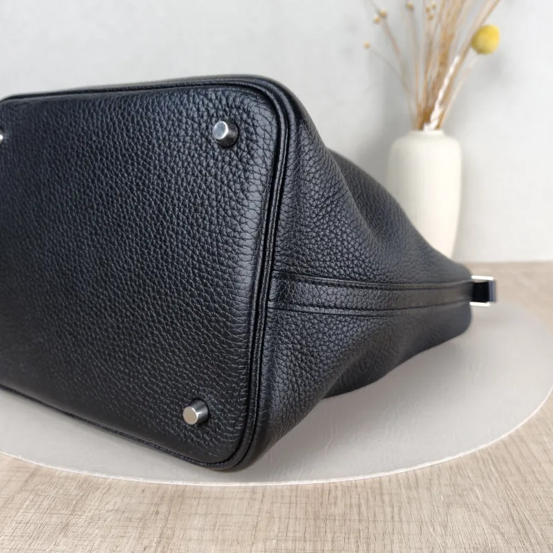 Hermès Top Handle Bag Picotin Lock 22 22 Black TC Calfskin Medium 22 × 18 × 21 cm x — detail view 6 of 11