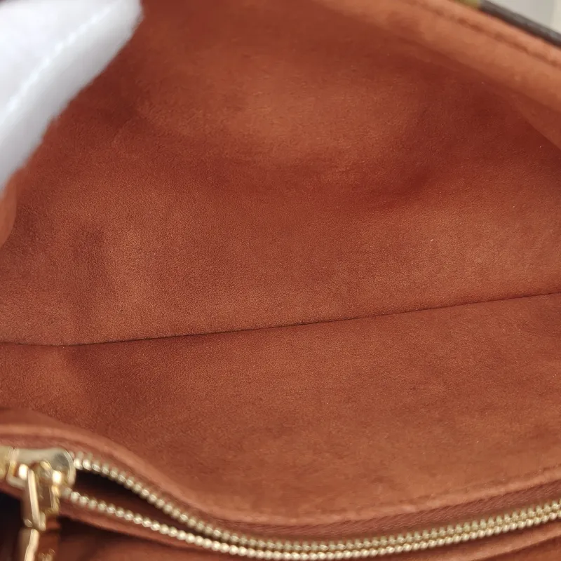 Louis Vuitton Crossbody Bag MADELEINE PVC · Calfskin BB24.5 × 8 × 16 cm — detail view 3 of 15