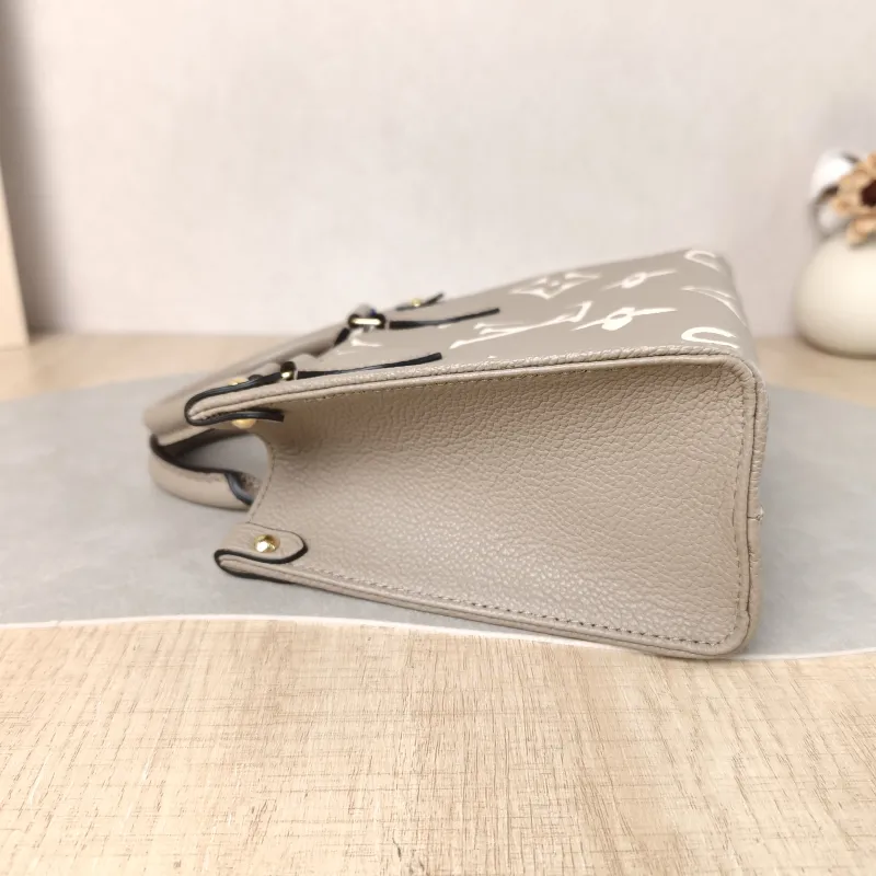 Louis Vuitton Crossbody Bag Onthego BB · White Monogram Empreinte Embossed Calfskin BB 18 × 8.5 × 15 cm — detail view 1 of 11