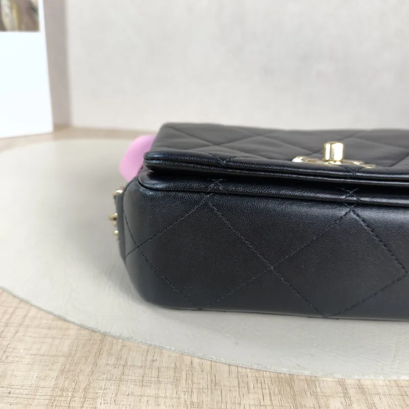 Chanel Shoulder Bag Black Lambskin One Size 17.5 × 6 × 12 cm — detail view 10 of 11