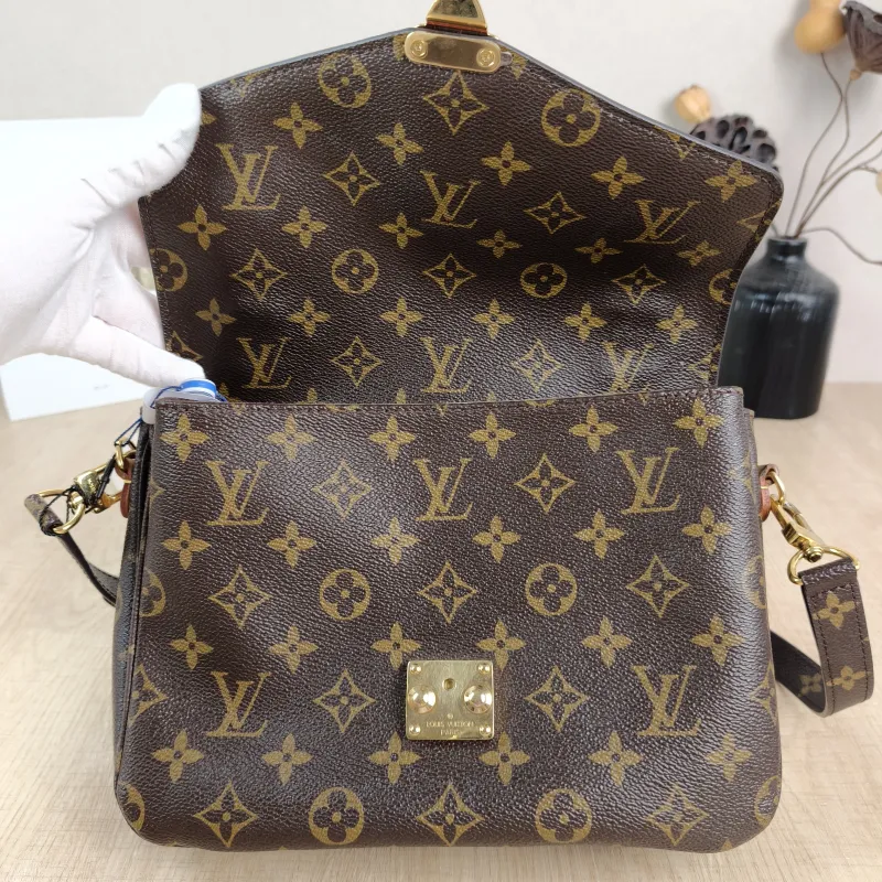 Louis Vuitton Crossbody Bag Pochette Métis Monogram PVC Medium 25 × 7 × 19 cm — detail view 10 of 11