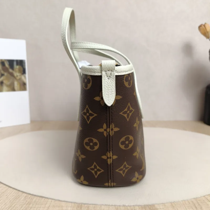 Louis Vuitton Crossbody Bag NEVERFULL INSIDE OUT BB Green PVC · Calfskin BB26.5 × 11 × 16.5 cm — detail view 6 of 15