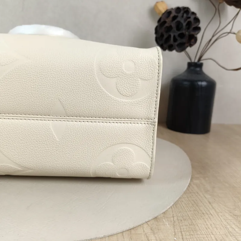 Louis Vuitton Shoulder Bag Onthego Medium White Empreinte Embossed Calfskin Medium 35 × 14 × 27 cm — detail view 4 of 12