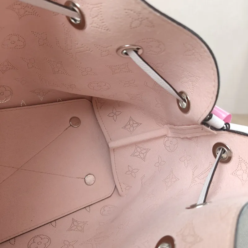 Louis Vuitton Crossbody Bag BELLA Calfskin One Size 22 × 14 × 19 cm — detail view 2 of 11