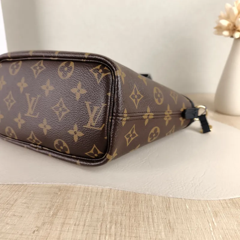 Louis Vuitton Crossbody Bag NEVERFULL INSIDE OUT BB Black PVC · Calfskin BB 26.5 × 11 × 16.5 cm — detail view 6 of 11