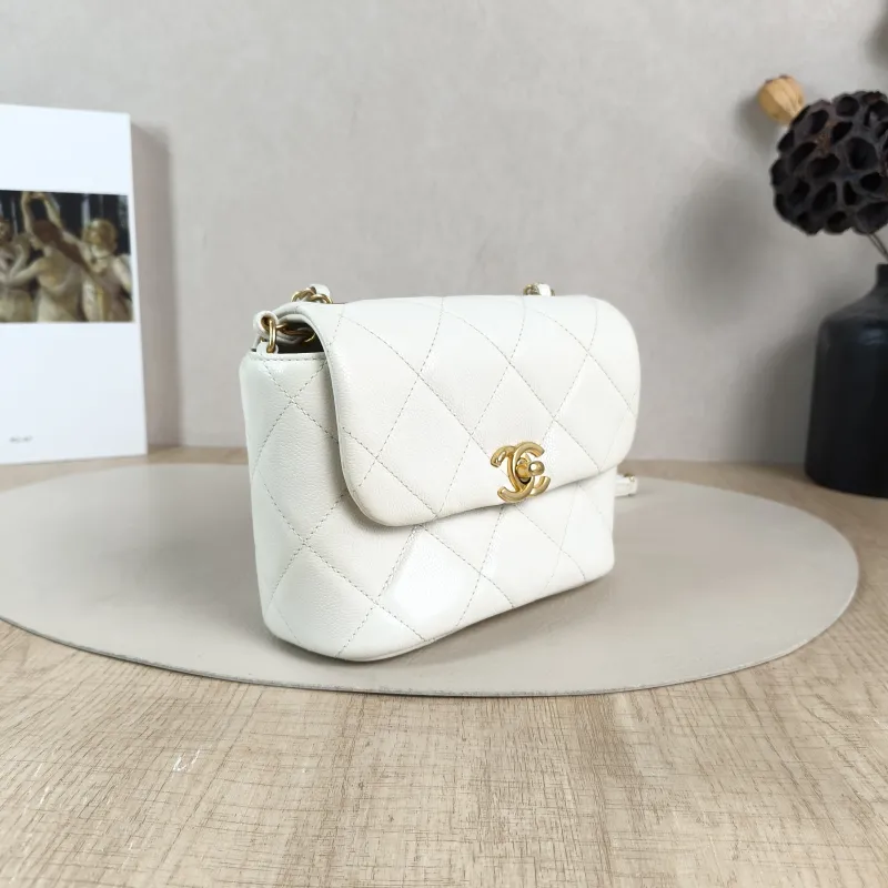 Chanel Crossbody Bag Edition White Calfskin One Size17 × 7 × 13 cm — cover view 3 of 6