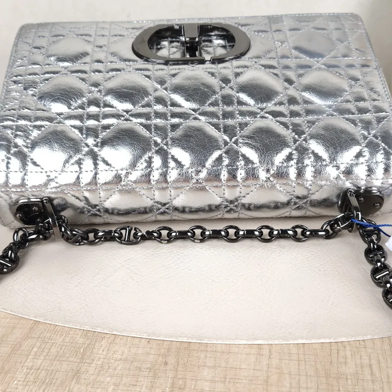 DIOR Crossbody Bag Caro Chain Bag Silver Waxed Leather Medium25.5 × 9 × 15.5 cm — detail view 9 of 13