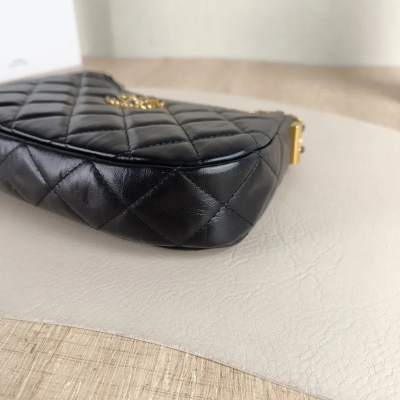 Chanel Shoulder Bag hobo 19 Black Lambskin Small 20 × 4.5 × 13 cm — detail view 10 of 12