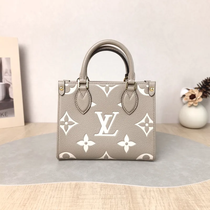 Louis Vuitton Crossbody Bag Onthego BB · White Monogram Empreinte Embossed Calfskin BB 18 × 8.5 × 15 cm