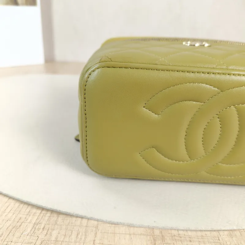 Chanel Crossbody Bag Edition Green Lambskinmini16 × 8 × 9.5 cm — detail view 1 of 14