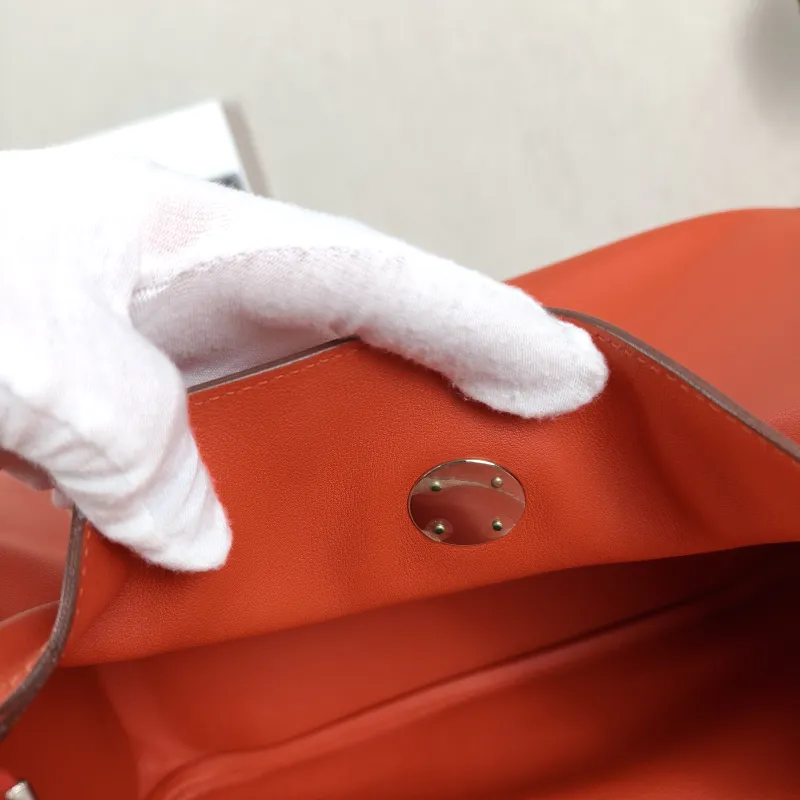 Hermès Crossbody Bag Lindy 30S5 Swift Calfskin30 × 15 × 19 cm — detail view 1 of 11