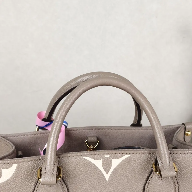 Louis Vuitton Shoulder Bag Onthego · White Empreinte Embossed Calfskin Small25 × 11.5 × 19 cm — detail view 1 of 9