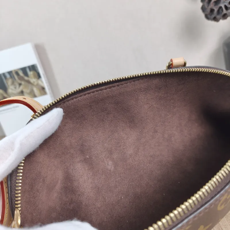 Louis Vuitton Shoulder Bag Squire East West Monogram PVC One Size29 × 8 × 14 cm — detail view 6 of 10