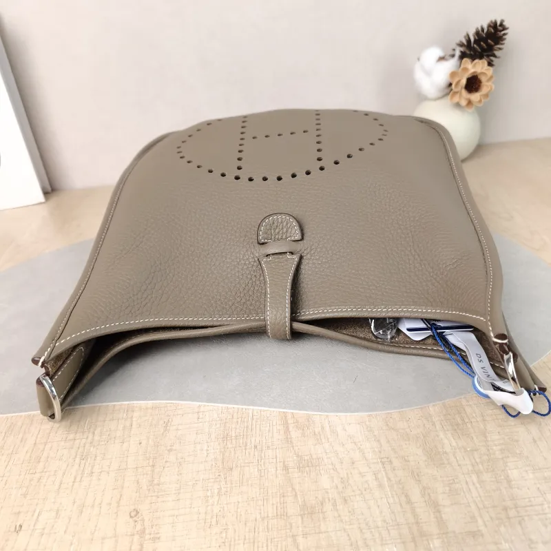 Hermès Crossbody Bag Evelyne 29 29 Taurillon Clemence TC Calfskin Small 29 × 8 × 30 cm W — detail view 1 of 12
