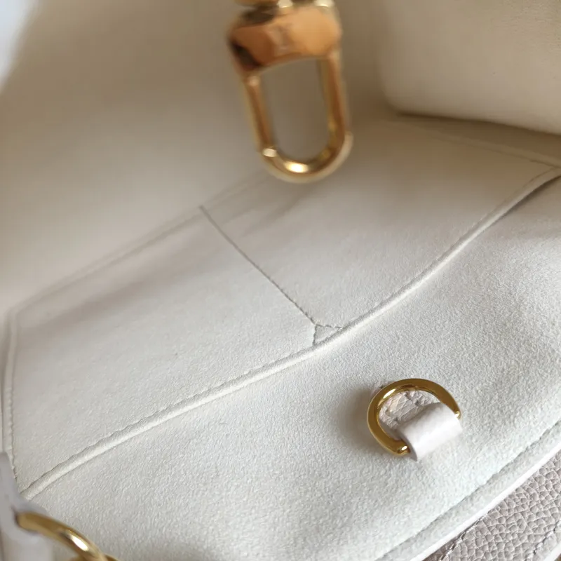 Louis Vuitton Top Handle Bag Onthego White · Embroidered Calfskin Small25 × 11.5 × 19 cm — detail view 3 of 10