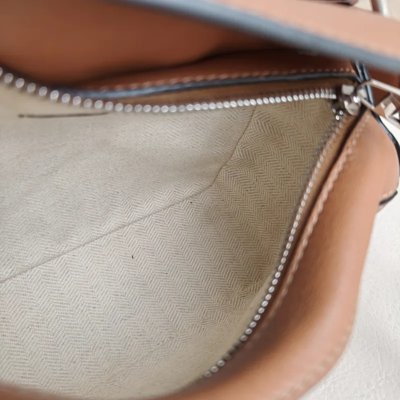 LOEWE Crossbody Bag Puzzle Caramel Calfskin Mini 18 × 8 × 12.5 cm — detail view 9 of 11