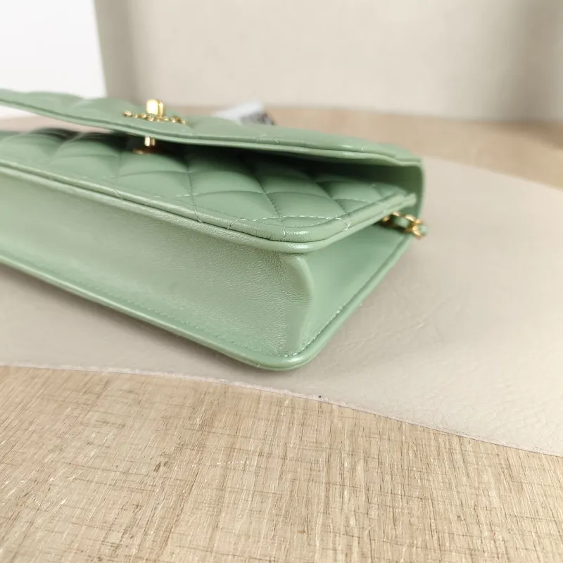 Chanel Crossbody Bag Edition woc Green Lambskin Mini 19.2 × 3.5 × 12.3 cm — detail view 11 of 13
