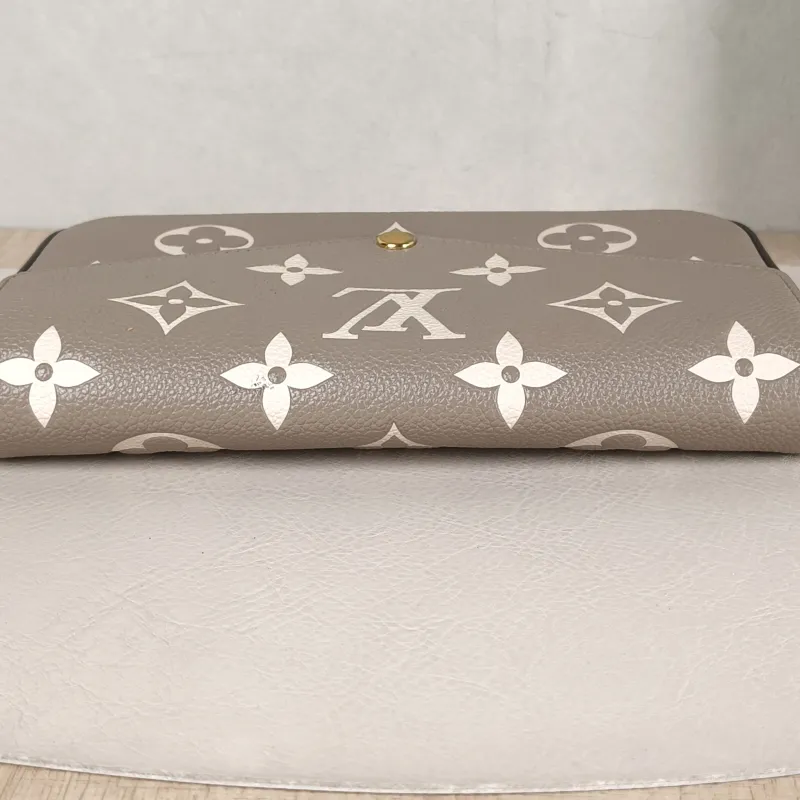 Louis Vuitton Crossbody Bag Pochette Félicie · White Calfskin Small 21 × 3 × 12 cm — detail view 14 of 15