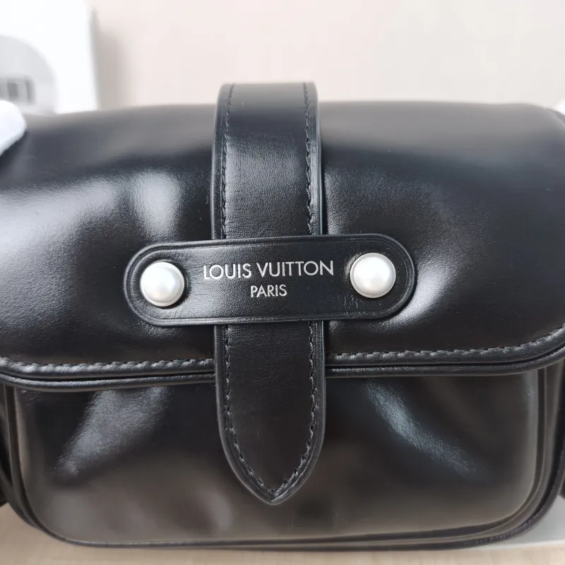 Louis Vuitton Crossbody Bag CARGO Camera Bag Black Calfskinmini23 × 10 × 14 cm — detail view 13 of 13