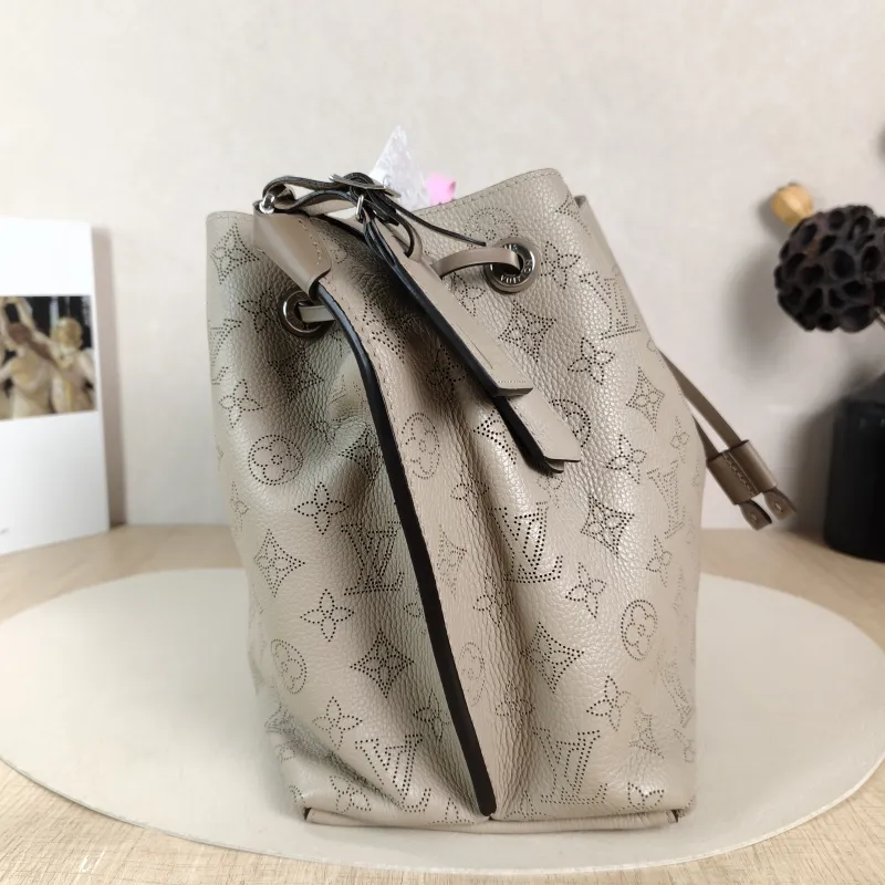 Louis Vuitton Shoulder Bag Muria Grey Calfskin One Size 26 × 14 × 26 cm — detail view 10 of 11