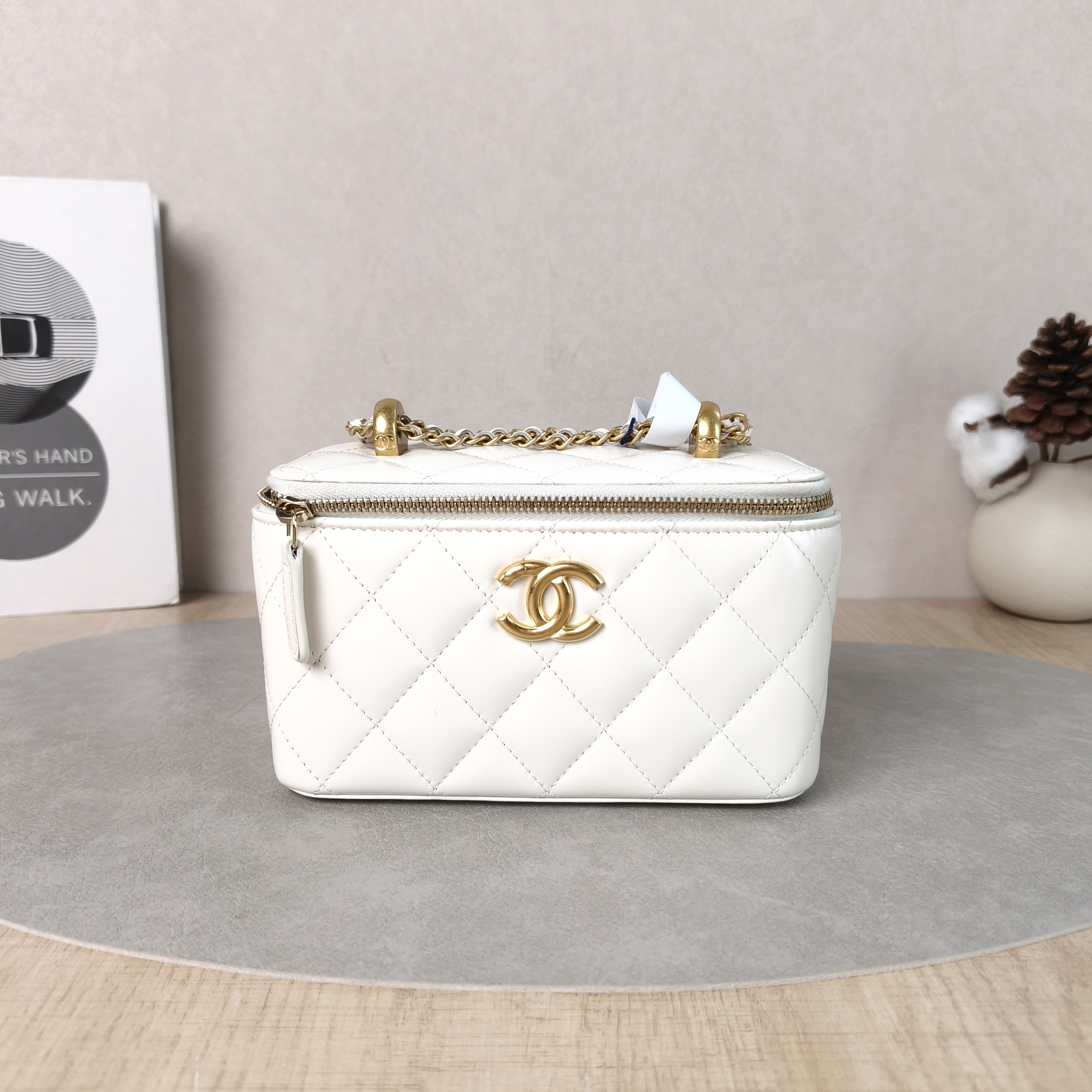Chanel Crossbody Bag White Calfskin One Size17 × 8 × 9.5 cm