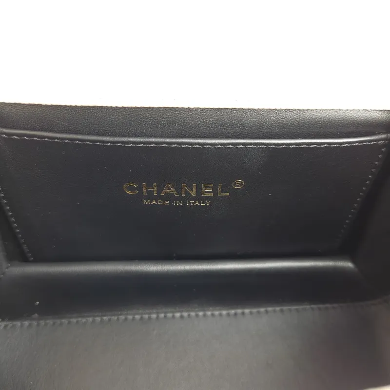 Chanel Crossbody Bag 22k White Grained Calfskin Small Edition 20 × 8.5 × 14.5 cm — detail view 10 of 11