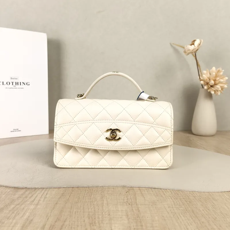 Chanel Crossbody Bag25c · 26c White Grained Calfskin One Size18.5 × 6 × 11 cm