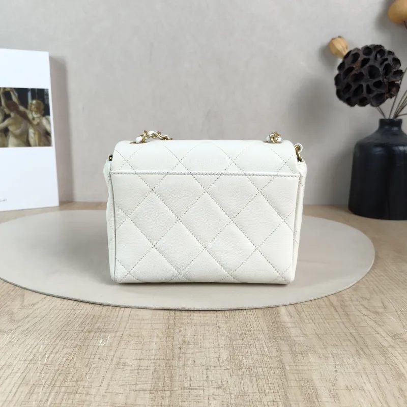 Chanel Crossbody Bag Edition White Calfskin One Size17 × 7 × 13 cm — cover view 4 of 6