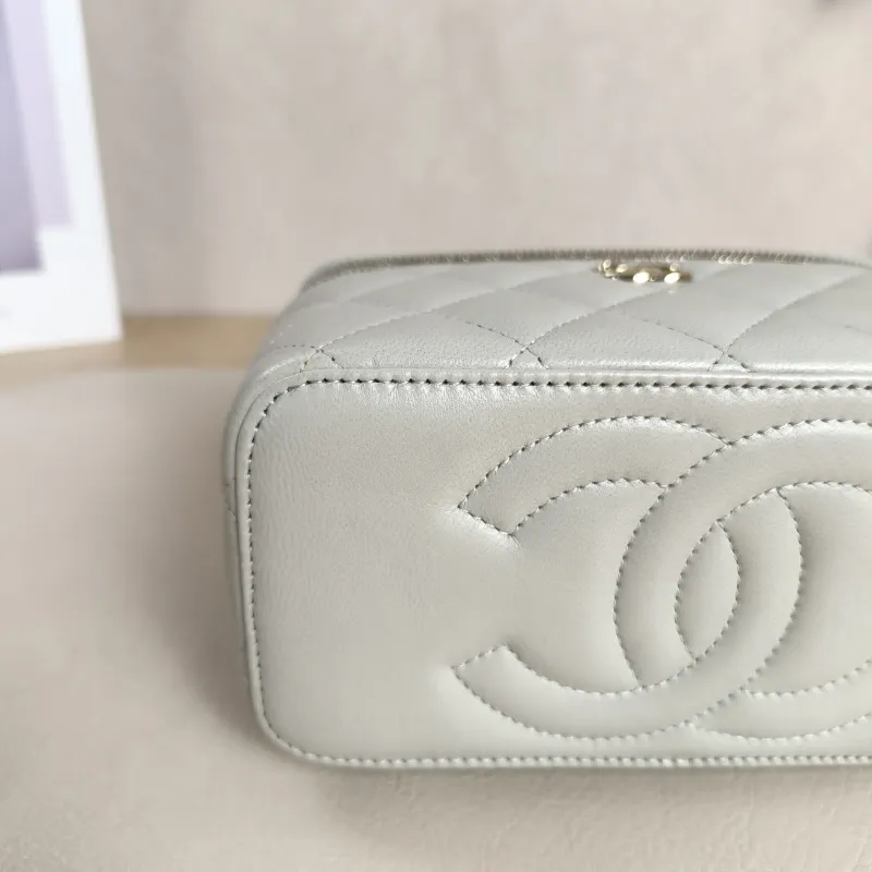 Chanel Crossbody Bag trendy cc Edition Green Lambskin One Size17 × 8 × 9.5 cm — cover view 7 of 12
