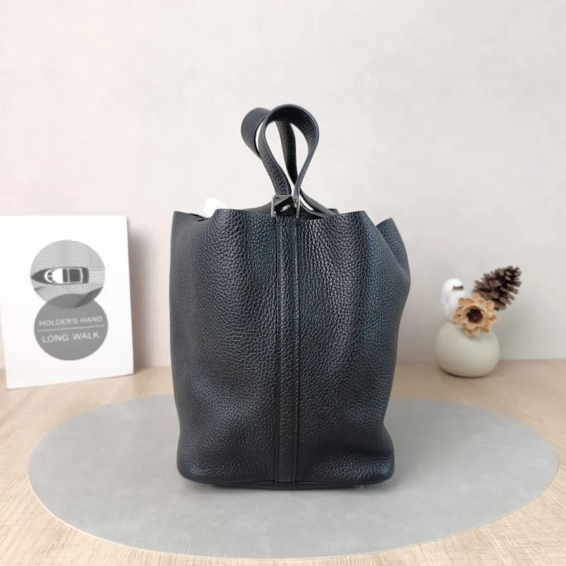 Hermès Top Handle Bag Picotin Lock 22 22 Black Taurillon Clemence TC Calfskin Medium 22 × 18 × 21 cm C