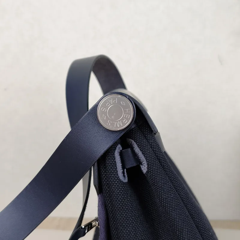 Hermès Crossbody Bag Herbag Zip 20Black Calfskin，Canvasmini20.5 × 7 × 16.5 cm — detail view 4 of 13