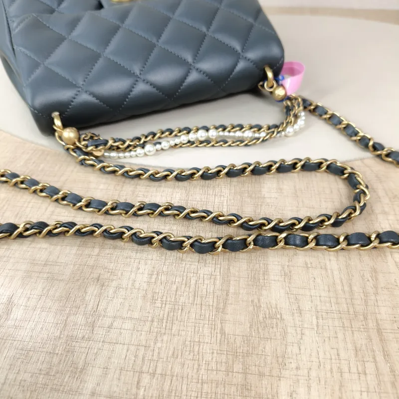 Chanel Crossbody Bag Pearl Grey Lambskin One Size19.5 × 7.5 × 14.5 cm — detail view 7 of 11