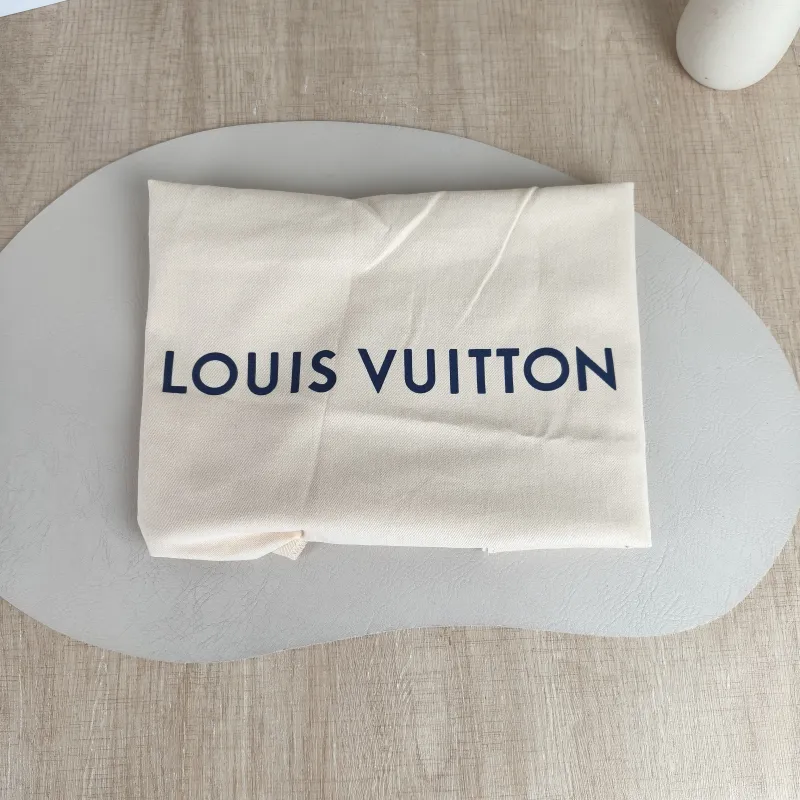 Louis Vuitton Shoulder Bag Capucines Black Calfskin Mini 21 × 8 × 14 cm — detail view 10 of 12