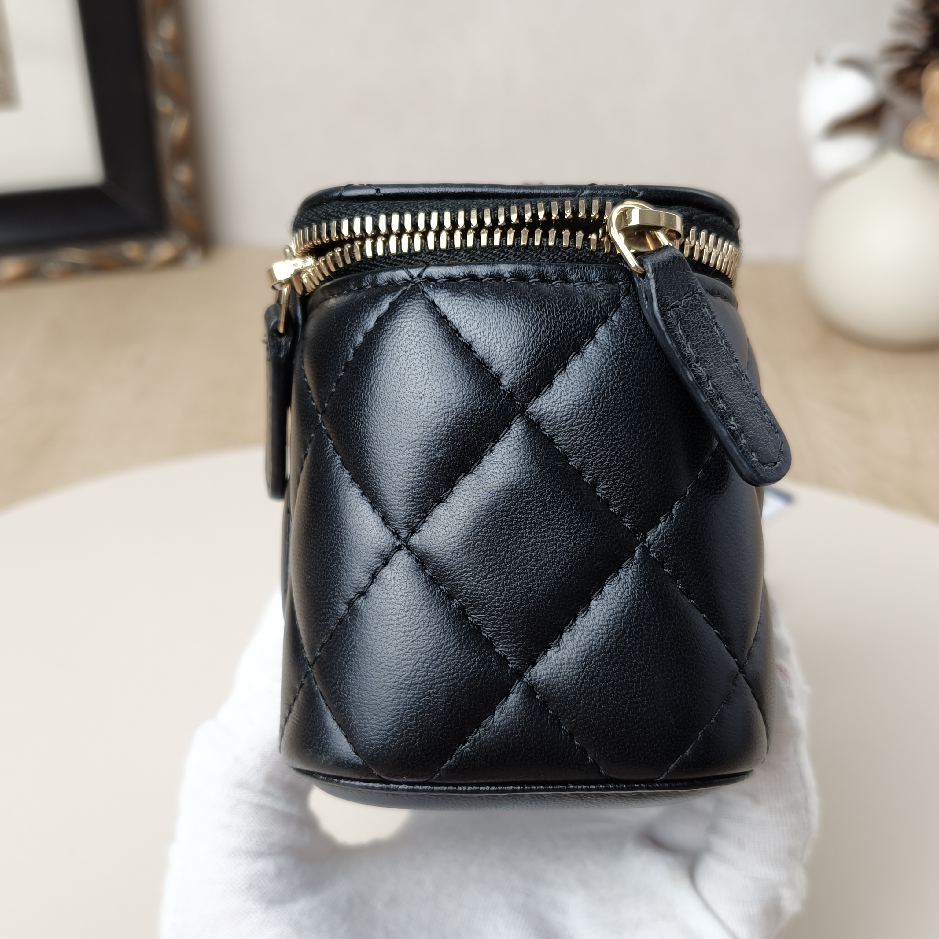Chanel Crossbody Bag Edition Black Lambskin11 × 7 × 9 cm — cover view 6 of 10