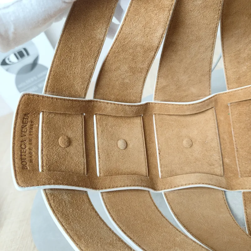 Bottega Veneta Top Handle Bag The Shell Dome Bag White Calfskin One Size 40 × 20 × 20 cm — detail view 7 of 13