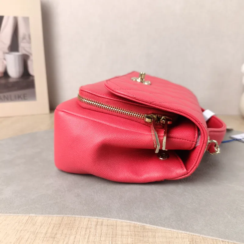 Chanel Crossbody Bag affinity Messenger Bag Red Grained Calfskin Medium 22 × 9.5 × 16 cm 25 — detail view 1 of 16