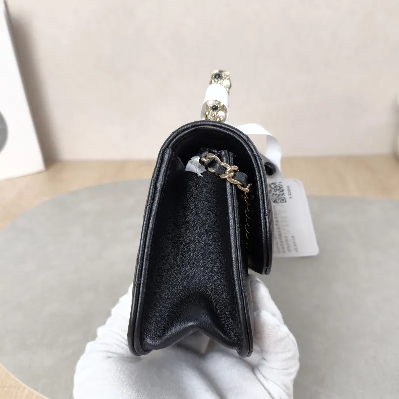 Chanel Crossbody Bag26c Pearl Black Lambskinmini15 × 5.5 × 10.5 cm — detail view 10 of 19