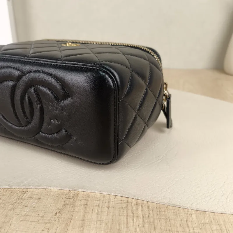 Chanel Crossbody Bag Edition Black Lambskin One Size17 × 8 × 9.5 cm — detail view 9 of 13
